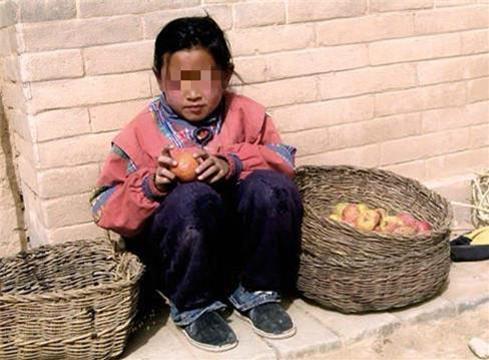 10歲女兒「貪玩」凌晨回家被媽媽暴打，最後竟然...真相讓媽媽淚流滿面！