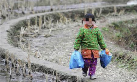 10歲女兒「貪玩」凌晨回家被媽媽暴打，最後竟然...真相讓媽媽淚流滿面！