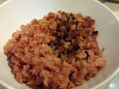 腊味蒸15分鐘後切碎備用.
臘肉皮及過肥的切去不要, 但要留少許肥肉